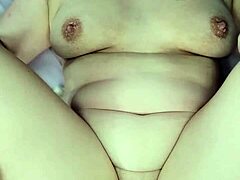Une femme amateur aux gros fesses reçoit une grosse bite et un éjaculateur à l'intérieur dans un point de vue de cow-girl inversé