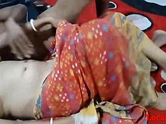 Eine indische Mutter in einem roten Saree hat harten Sex mit ihrem Freund auf der Webcam