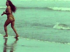 Milf dewi sensual bersenam dengan garters di pantai dalam adegan panas