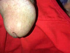 Masturberen met de beha van mijn buurvrouw: een hete en hete video