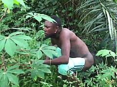 Een Afrikaans amateurpaar houdt zich bezig met doggystyle-sex in de bosjes