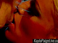 Kayla Paige e Cristamoore in lingerie si dedicano a un'azione lesbica perversa