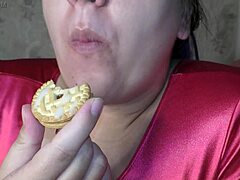Una pareja amateur disfruta comiendo semen en su gran culo y vientre embarazada en un video casero
