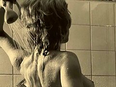 Vanhan koulukunnan tabuperheiden salaisuudet: vintage-pornovideo, jossa on kypsä nainen