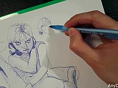Молодая женщина с большой грудью и задницей использует шариковую ручку для быстрого творческого удовольствия