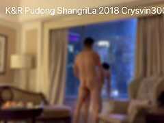 Ein asiatisches Amateurpaar genießt leidenschaftlichen Sex in Hundehaltung