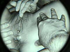 Μια μελαχρινή MILF παίρνει μια βρώμικη χειραψία από τον σύντροφό της σε κρυφή κάμερα