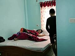 Az indiai Nri feleség csalja a férjét egy kézbesítő fiúval, ami forró fajközi szexet eredményez