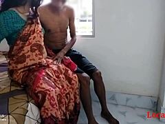 Eine junge Frau mit einem roten Sari wird von einem jungen Mann in einem kleinen Raum gefickt
