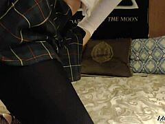 Zrela rjavolaska Adalynnx razkazuje svojo muco v nogavicah