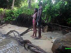 Kribi 해변에서 흑인 여자와 함께 코어 그룹 섹스