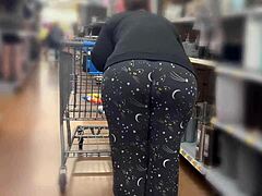 Büyük popolu kıvrımlı bir anne Walmart'ta alışveriş yapıyor
