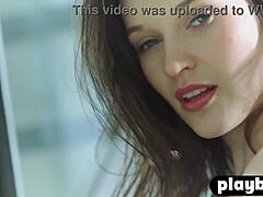 Serena Wood, en söt europeisk milf, tar av sig och poserar naken i en softcore-video