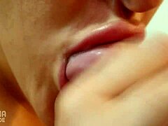 Een sensuele close-up van een grote lul die een pijpbeurt krijgt
