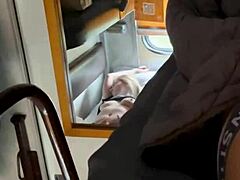 Stedbarn har sex med milf-stedmor på toget