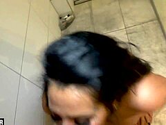 (آشلي كامستار) ، فتاة ألمانية هواة ، تتحدى في الحلق العميق أثناء الاستحمام