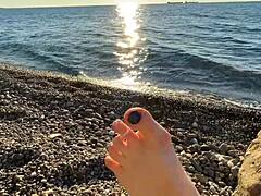 Госпођа Лара се предаје обожавању стопала и игрању прстима на плажи
