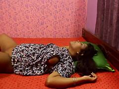 Una studentessa Desi sogna il suo patrigno