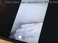 امرأة إسبانية ناضجة تحصل على كريم بعد أن تباهت بلسانها على كاميرا الويب