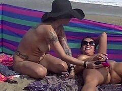Um casal exibicionista revela sua nudez na praia