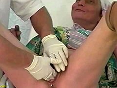 Avó adotiva peluda recebe seu primeiro fisting na clínica