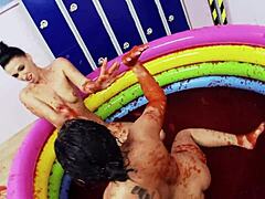 Lesbian dengan payudara palsu besar menikmati bergelut di kolam jeli
