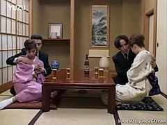 Sex hardcore și joc fetish într-o orgie japoneză de patru persoane