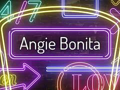 Οι δεξιότητες του deepthroat της Angie Bonitas είναι σε πλήρη προβολή σε αυτό το βίντεο με ατμό