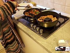Uma dona de casa com seios grandes prepara um jantar rápido nua na cozinha