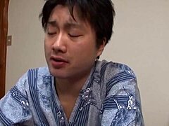 Pierwsze spotkanie seksualne japońskich MILF macoch z młodszym kochankiem