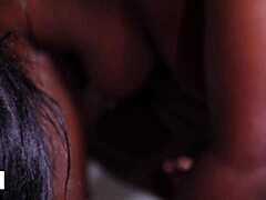 Mamá africana y nena de ébano en un encuentro lésbico íntimo