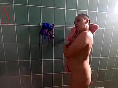 Regina Noir, nahá hospodynka, sa sprchuje a ostrihá si vagínu, zatiaľ čo ju niekto sleduje