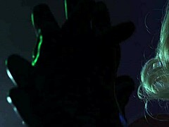 Arya Grander, dominująca kobieta ubrana w lateks, uwodzi swoimi oszałamiającymi umiejętnościami w sesji fetyszowej Halloween