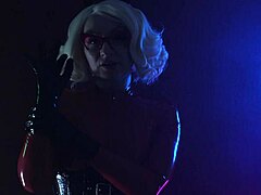Арья Грандер, одетая в латекс, соблазняет своими звуковыми навыками ASMR для сеанса фетиша Хэллоуина