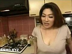 Japanse stiefmoeder met grote borsten wordt geneukt door haar stiefvader