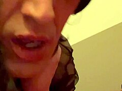 Fransk shemale njuter av hård analsex på en kedja i Marseille
