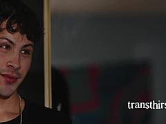 Stiefmoeder en stiefzoon genieten van gepassioneerde transgenderporno