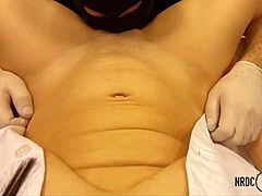 Infermiera amatoriale lecca e tocca la figa del paziente per raggiungere l'orgasmo in guanti di lattice