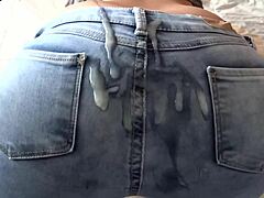 Madrastras onani-session slutar med en cumshot på hennes jeans