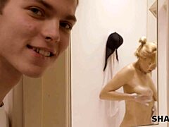 Una donna matura russa seduce un pervertito con la sua figa rasata in bagno