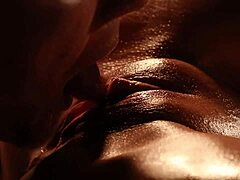 Чувствен масаж с извита порнозвезда в бельо