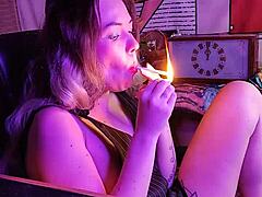 Meia-irmã madura se entrega ao fetiche por fumar