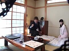 Јапански продавац добија укус сопственог урина од младих жена