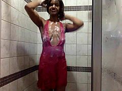 MILF ébène prend une douche humide et sauvage Jouer avec des culottes en dentelle rose