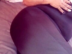 MILF-Großmutter zeigt ihren großen Hintern im Bodysuit
