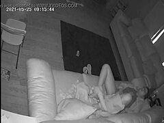 Une vraie orgasme féminin filmé par une caméra cachée avec une baby-sitter excitée