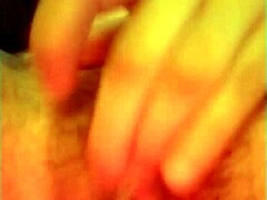 Ginnyrochelleina dlakava muca doživi orgazem s prsti