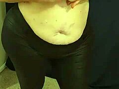 O MILF grasă cu sâni naturali mari dansează și se masturbează în bikini mici roz înainte de a folosi loțiune