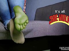 MILF Cosplay עם She Hulk Vibe - עירומה ומתקלחת