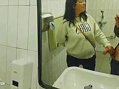 Een latina met grote borsten wordt geneukt door een vreemde in een openbare badkamer
